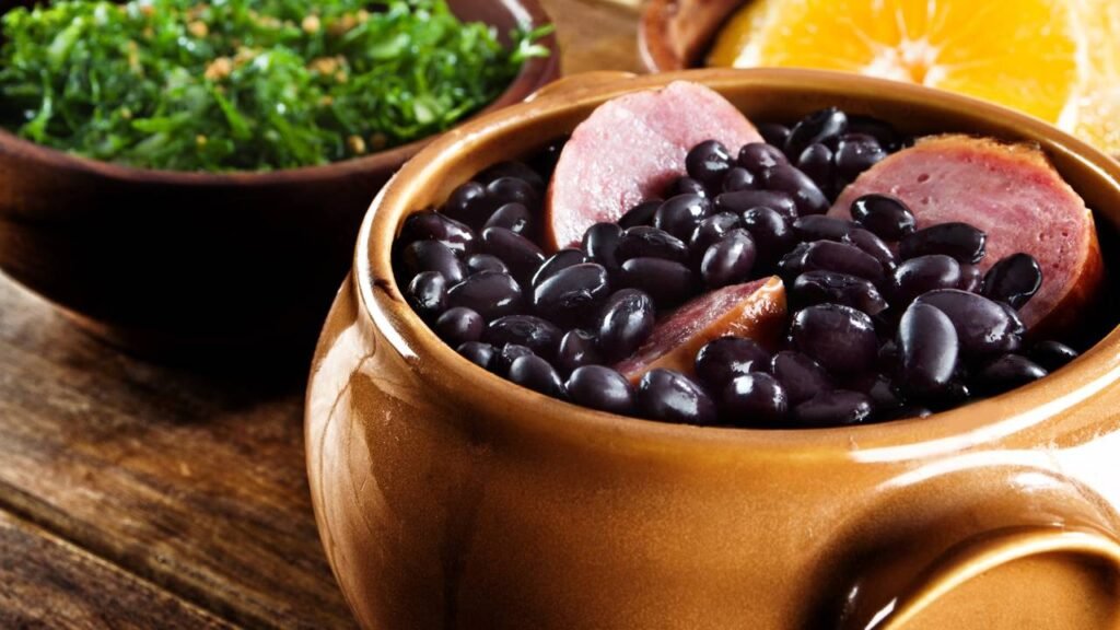 Feijoada completa com caldo encorpado e sabor uniforme