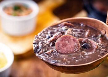 Feijoada completa com caldo encorpado e sabor uniforme