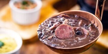 Feijoada completa com caldo encorpado e sabor uniforme