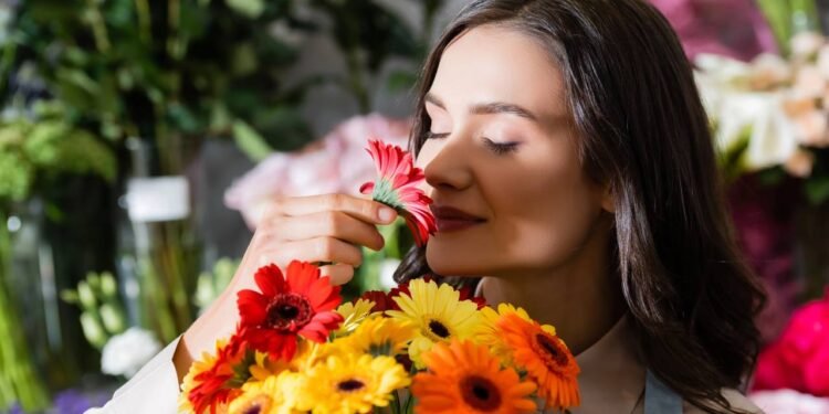 Imagine chegar em casa depois de um dia cansativo e ser recebido por um cheirinho suave de flores vindo da varanda ou da janela. - Créditos: depositphotos.com / HayDmitriy