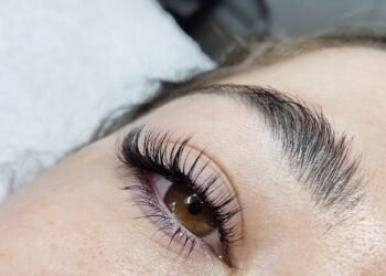 Sobrancelhas naturais: passo a passo para criar o efeito fluffy brows em casa
