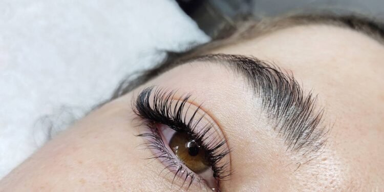 Para estilizar fluffy brows no dia a dia, o processo é simples e rápido, mas alguns cuidados fazem diferença no resultado - Créditos: depositphotos.com / dobrovolskayaemail@gmail.com