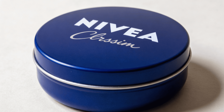 O uso mais improvável da lata azul da Nivea que poucos conhecem
