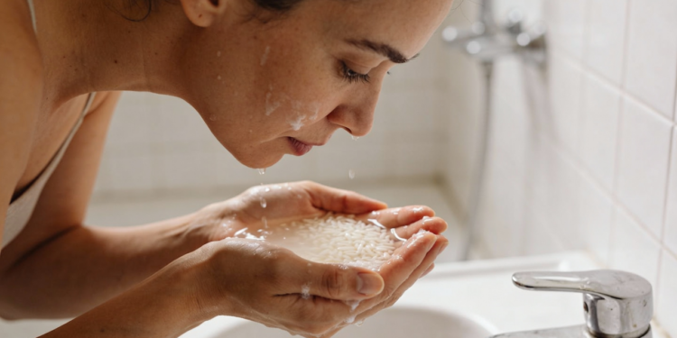 Lavar o rosto com água de arroz: aqui estão 5 benefícios e como fazer.