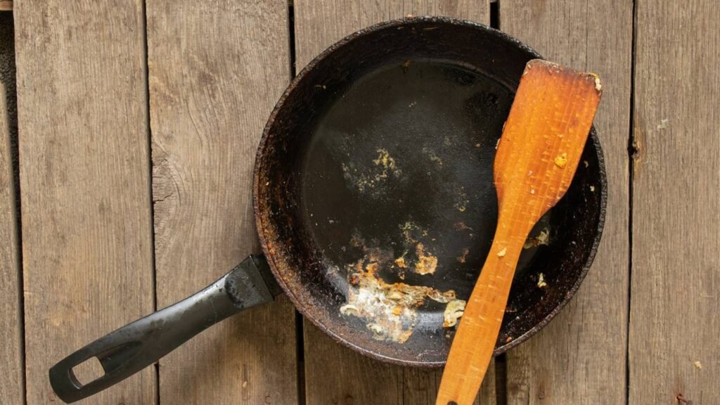 Passos simples para limpar frigideira queimada em casa