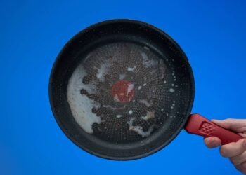 Passos simples para limpar frigideira queimada em casa