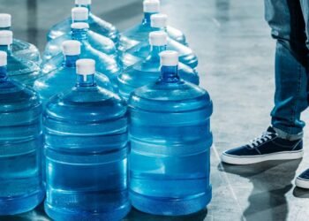 Garrafas vazias estão ganhando novas funções dentro de casa