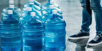 Garrafas vazias estão ganhando novas funções dentro de casa