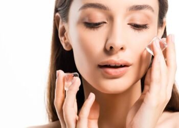 Quer um lifting natural? A água gelada contrai os poros e deixa a pele esticadinha