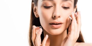 Quer um lifting natural? A água gelada contrai os poros e deixa a pele esticadinha