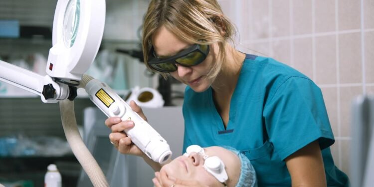 Depois da depilação a laser facial, é comum a pele ficar um pouco sensível, com leve vermelhidão ou sensação de calor - Créditos: depositphotos.com / danr13