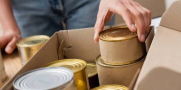 Uma simples lata pode virar a peça mais charmosa da casa