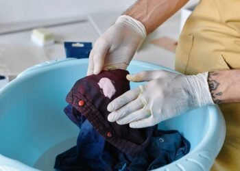 Dica simples para acabar com a mancha de água sanitária da sua roupa