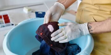 Dica simples para acabar com a mancha de água sanitária da sua roupa