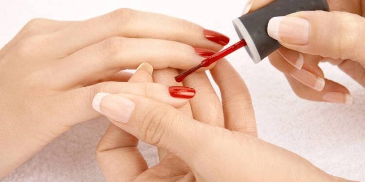 Os esmaltes em alta em 2026 se dividem em grandes grupos: tons frios e futuristas - Créditos: depositphotos.com / Deklofenak