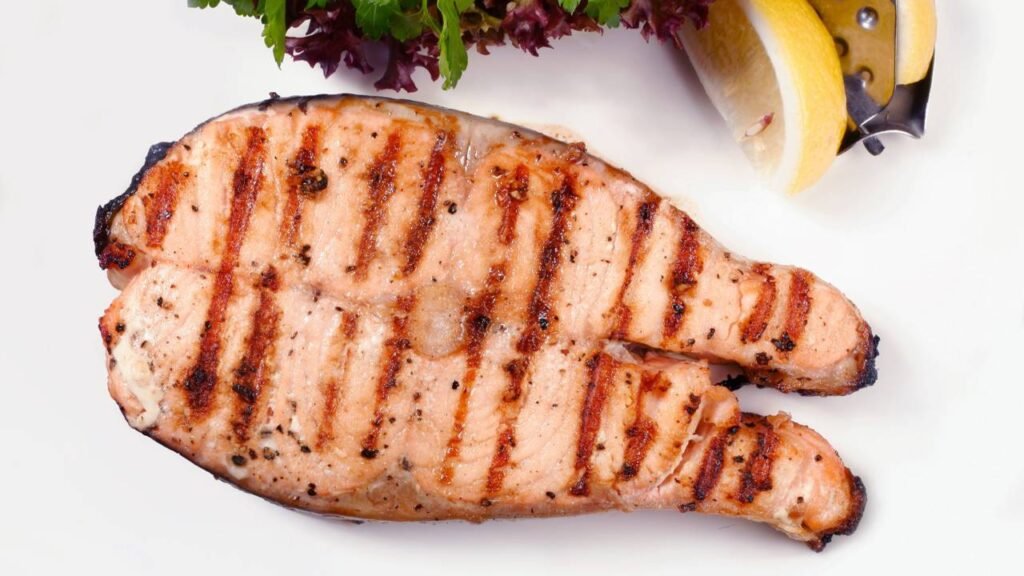 Merluza grelhada é leve acessível e combina com tudo