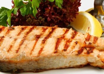 Merluza grelhada é leve acessível e combina com tudo