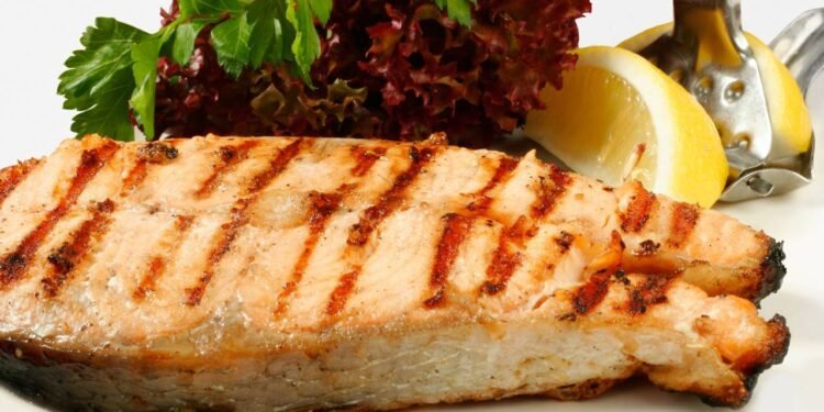 Merluza grelhada é leve acessível e combina com tudo