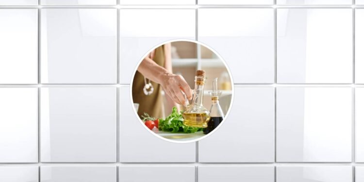 Como vinagre quebra o mofo dos azulejos em poucos minutos