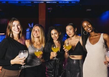 Vai ter uma noite quente? Looks para sair à noite no calor sem sofrer com roupas pesadas