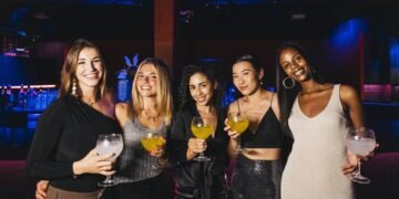 Vai ter uma noite quente? Looks para sair à noite no calor sem sofrer com roupas pesadas