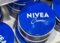 Creme Nivea azul: o clássico que mantém a pele macia e protegida por horas