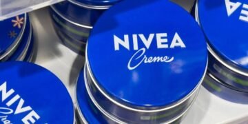 Creme Nivea azul: o clássico que mantém a pele macia e protegida por horas
