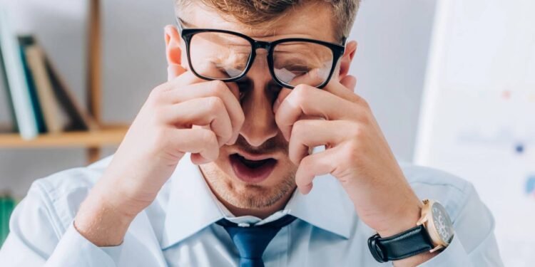 Olhos cansados costumam aparecer quando exigimos demais da musculatura ocular e a lubrificação natural - Créditos: depositphotos.com / VitalikRadko