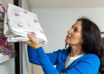 Como dobrar e organizar roupa de cama e banho e ampliar o espaço no seu armário