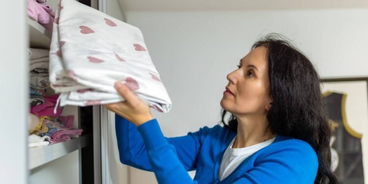 Como dobrar e organizar roupa de cama e banho e ampliar o espaço no seu armário