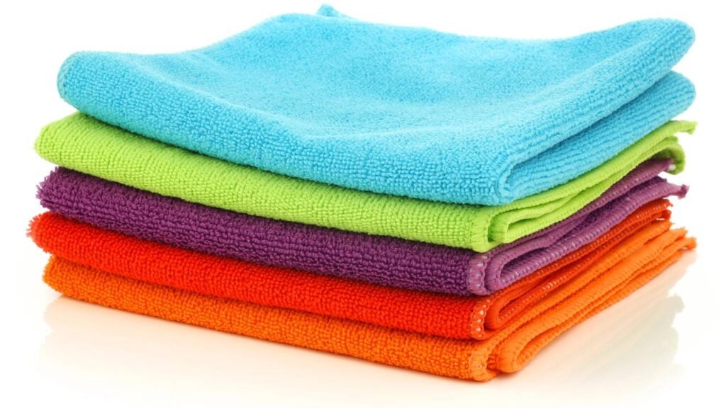 Como usar pano de microfibra na limpeza do dia a dia