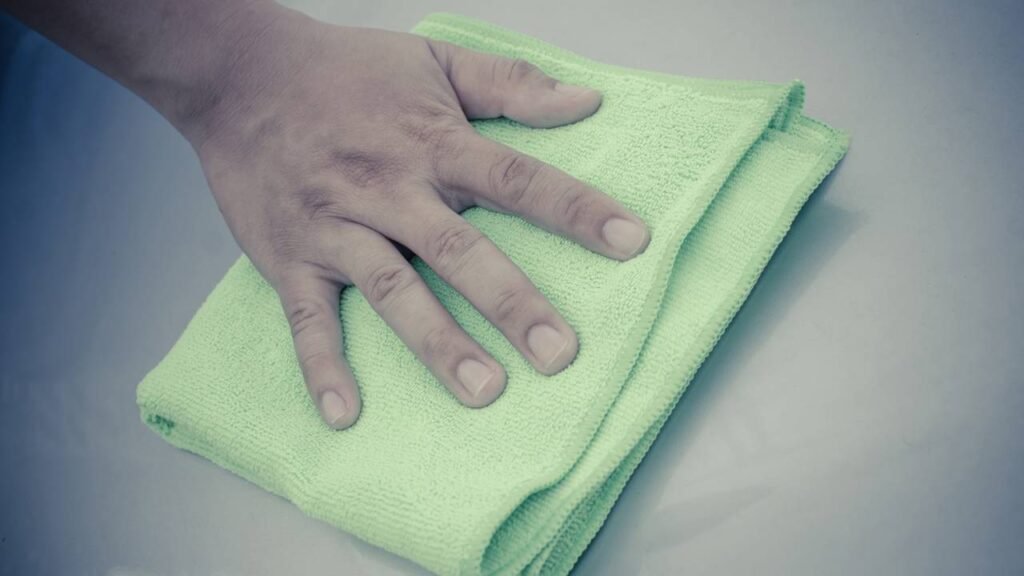 Como usar pano de microfibra na limpeza do dia a dia