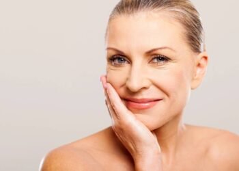 Por que tanta gente com 50+ está usando óleo de rícino no rosto