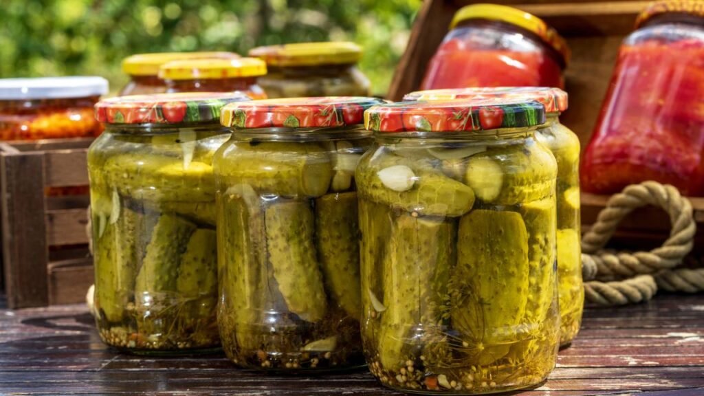 Picles caseiros em vinagre fáceis e cheios de sabor