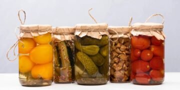 Picles caseiros em vinagre fáceis e cheios de sabor