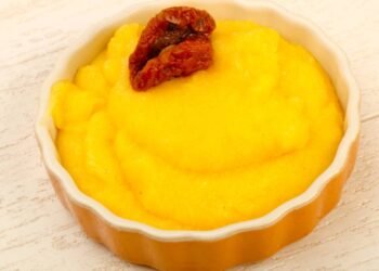 Polenta cremosa com abobrinha