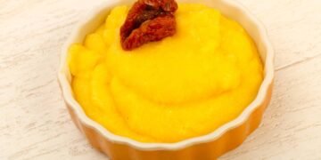 Polenta cremosa com abobrinha