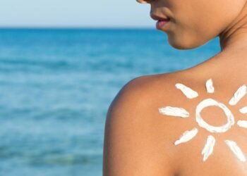 Conheça os diferentes tipos de protetor solar e veja qual o melhor para a sua pele