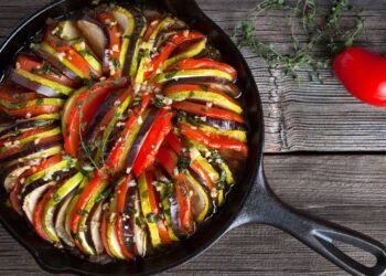 Essa torta de ratatouille simples está conquistando todo mundo