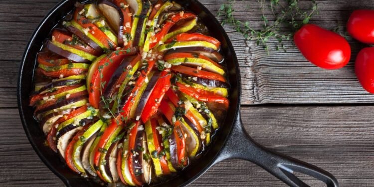 Essa torta de ratatouille simples está conquistando todo mundo