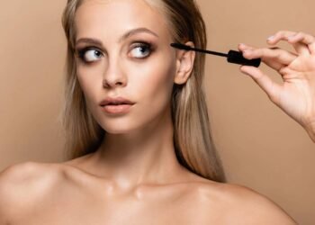 A melhor forma de usar rímel para levantar pálpebras caídas e abrir o olhar