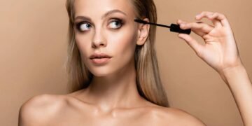 A melhor forma de usar rímel para levantar pálpebras caídas e abrir o olhar