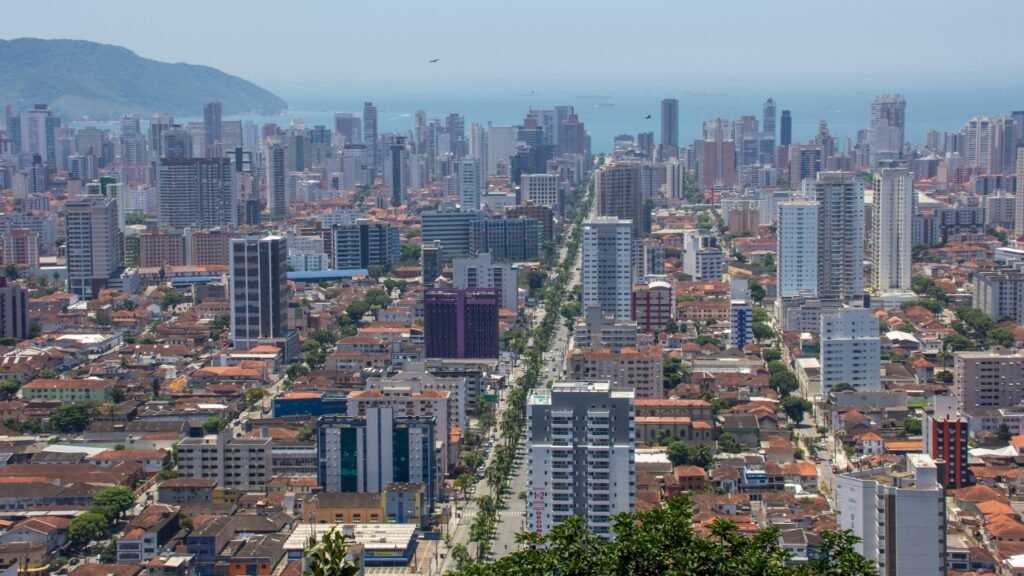 Pouca gente imagina que existe uma cidade no litoral paulista onde o maior jardim de orla do mundo faz parte da vida diária