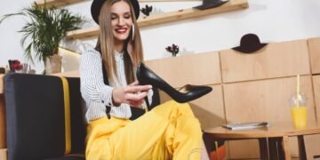 Pés doendo no trabalho? Veja por que o conforto virou o novo luxo no guarda-roupa