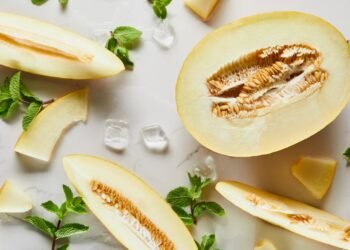 O tesouro escondido dessa fruta que fortalece os ossos e ainda rende plantas suculentas em casa