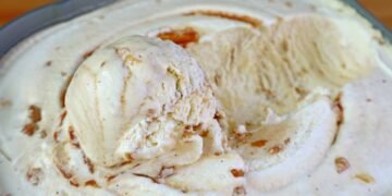 O sorvete de doce de leite caseiro mais fácil do verão