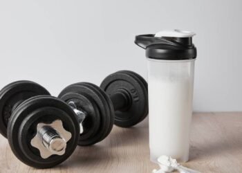 Vale a pena usar creatina após os 50 anos? Veja benefícios e cuidados