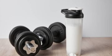 Vale a pena usar creatina após os 50 anos? Veja benefícios e cuidados