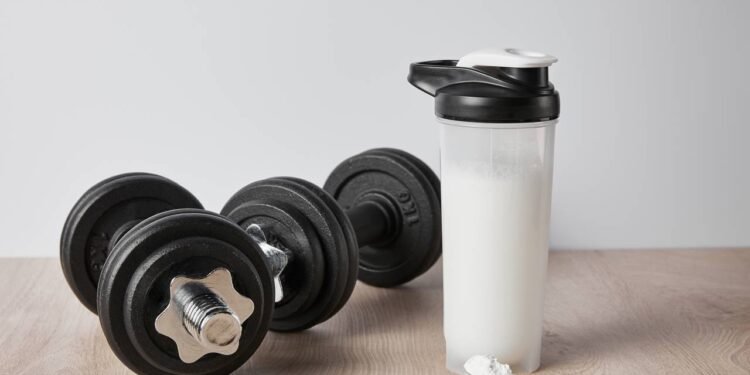 Vale a pena usar creatina após os 50 anos? Veja benefícios e cuidados