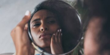 O que fazer quando o rosto incha devido a uma infecção no dente?